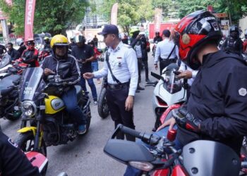 POLIS trafik memeriksa lesen dan cukai jalan para penunggang motosikal dalam operasi trafik di Jalan Ampang, Kuala Lumpur hari ini. - UTUSAN/FAUZI BAHARUDIN