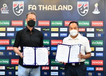 Mano Polking (kiri) menandatangani lanjutan kontrak sebagai Ketua Jurulatih Thailand bersama Presiden FAT,  Somyot Poompunmuang.