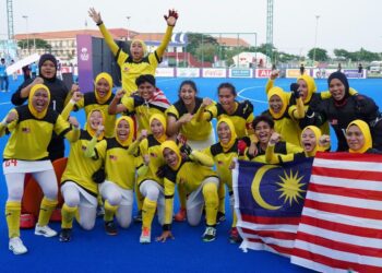 SKUAD hoki wanita Malaysia meraikan kejayaan merangkul pingat emas Sukan SEA 2023 di Phnom Penh, Kemboja hari ini. - UTUSAN/AMIR KHALID