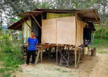 ZAIRIMAN Aziz berdiri di hadapan pondok yang menjadi tempat tinggal bersama isteri dan seorang anaknya di  Kampung Guntur, Tengkek, Kuala Pilah. – UTUSAN/ZAKKINA WATI AHMAD TARMIZI