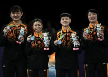 PEMAIN pingpong Malaysia meraikan kejayaan memenangi pingat perak berpasukan wanita pada Sukan Komanwel 2022 di Birmingham kelmarin. – AFP