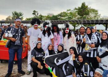 GELAGAT penyokong Terengganu yang berpakai 'pontianak' mencuri tumpuan peminat Piala FA malam ini.
