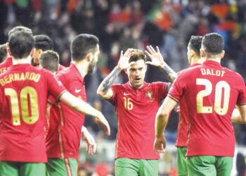 PEMAIN Portugal meraikan kemenangan ke atas Turki dalam separuh akhir playoff Piala Dunia 2022 di Stadium Dragao, Porto semalam. – AFP