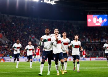 PEMAIN Portugal meraikan gol ketiga pasukan yang disempurnakan Diogo Dalot (kanan) ketika menumpaskan Republik Czech 4-0 dalam aksi Liga Negara-Negara di Prague.