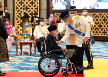 TUN Mohd. Ali Mohd. Rustam menyematkan Bintang Cemerlang Melaka kepada Jantan Baba sempena sambutan hari jadi Yang Dipertua Negeri Melaka itu di Balai Istiadat, Dewan Seri Negeri, Ayer Keroh, Melaka, semalam. – UTUSAN/ RASUL AZLI SAMAD