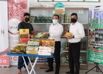 KAKITANGAN Hotel Primula menyerahkan barangan keperluan harian kepada pihak jawatankuasa Masjid Seberang Takir sempena program Gerobok Rezeki yang diperkenalkan hotel itu di Kuala Nerus.