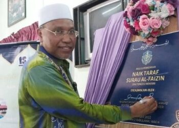 IDRIS  Ahmad menandatangani plak perasmian naik taraf Surau Al-Faizin SMK Tengku Menteri Changkat Jering di Bukit Gantang, Perak, hari ini. - FOTO/WAT KAMAL ABAS