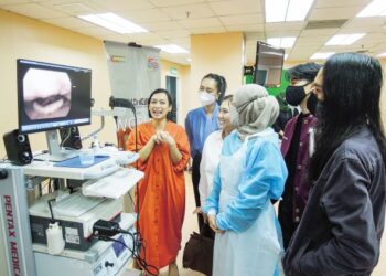 Marina Mat Baki (empat dari kiri) pada sesi rakaman laryngeal karaoke bersama Misha Omar, Datuk Shafinaz Selamat, Hael Husaini, Idayu dan Riko SOG di Jabatan Otorinolaringologi, Hospital Canselor Tuanku Muhriz (HCTM), baru-baru ini. – GAMBAR/HALINA MD. NOOR