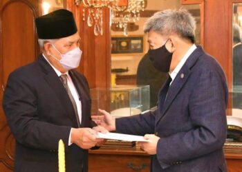 SULTAN Sharafuddin Idris Shah Alhaj berkenan menyerahkan watikah pelantikan kepada Alimuddin Mohd. Dom.