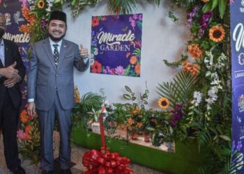 NIK Muhammad Zawawi Salleh (kanan) melancarkan Laman Agro-Food Florikultur Sempena MAHA 2022 di Wisma Tani, Putrajaya. - FOTO/FAIZ ALIF AHMAD