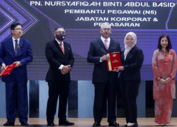 NOH Omar menyampaikan Anugerah Perkhidmatan Cemerlang 2021 kepada penerima, Nursyafiqah Abdul Basid pada Majlis Apresiasi KUSKOP Tahun 2022 di Putrajaya. - FOTO/FAISOL MUSTAFA