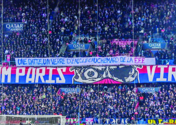 KAIN rentang ‘Kurma, segelas air, mimpi ngeri FFF!’ dipasang di Parc des Princes, Paris semalam ketika PSG menentang Lyon dalam perlawanan Ligue 1.