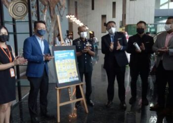 YEOH Soon Hin (dua dari kiri) ketika melancarkan kempen panduan pelancongan bertanggungjawab di Pulau Pinang di Hotel Angsana, Teluk Bahang, Pulau Pinang, hari ini.