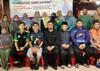 JAWATANKUASA penganjur bergambar kenangan dengan golongan asnaf sempena Program Peduli ‘Kami Ihsan, Kami Sayang’ anjuran Yadim Negeri Kedah di Pusat Komuniti Kampung Barokhas, Kuala Nerang, Kedah, baru-baru ini. – FOTO/ABD. RAZAK OSMAN
