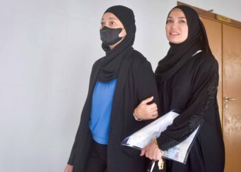 Puteri Sarah ditemani adiknya semasa memfailkan tuntutan cerai terhadap Syamsul Yusof di Mahkamah Syariah Kuala Lumpur, semalam. – UTUSAN/MOHD. FIRDAUS MOHD. JOHARI