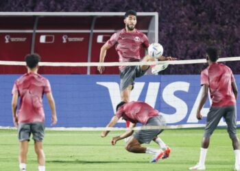 PEMAIN Qatar sudah bersedia sepenuhnya untuk menentang Ecuador dalam perlawanan bola sepak terbesar negara itu pada Piala Dunia 2022 di Doha esok.  - AFP