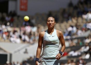ZHENG Qinwen beraksi baik di set pembukaan, namun masalah senggugut menyebabkan dia tumpas kepada Iga Swiatek pada pusingan keempat Terbuka Perancis di Paris semalam.  – AFP