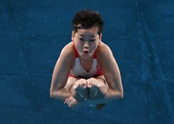 QUAN Hongchan ketika melakukan terjunan emas dalam acara 10m platform individu Sukan Olimpik Tokyo 2020. - AFP