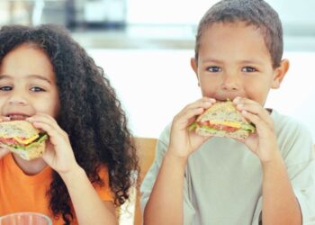 Ibu bapa boleh menggantikan diet yang tinggi tenaga dan nutrien dengan memilih makanan yang lebih berkhasiat seperti menggantikan burger dari restoran makanan segera dengan sandwic. – Gambar hiasan