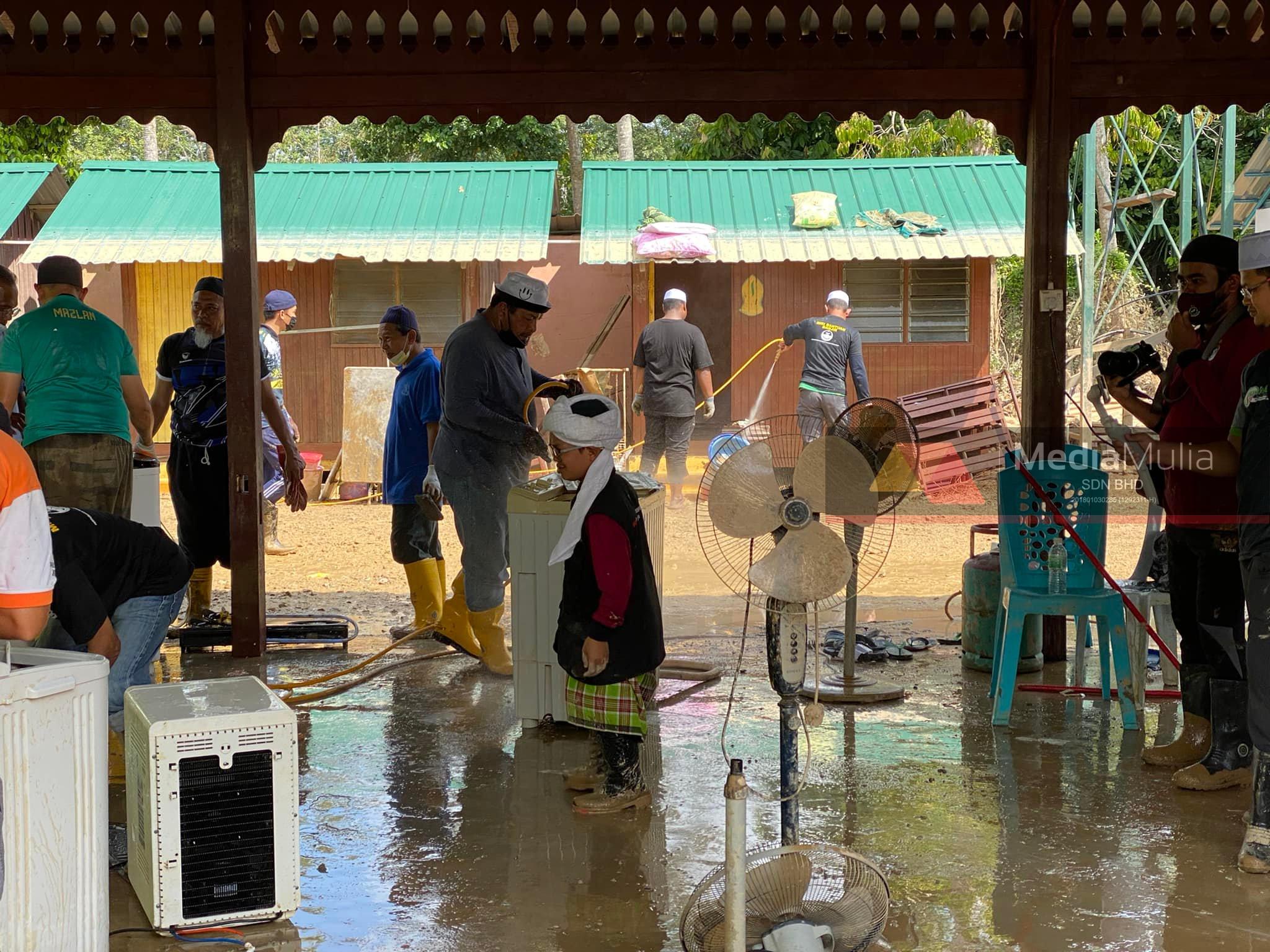 Sukarelawan Ar-Rijal MTMAJ lakukan kerja amal