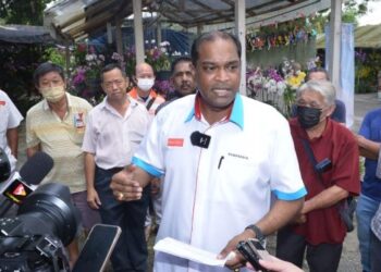 R. RAMANAN (tengah) bercakap kepada pemberita selepas berjumpa dengan pengusaha nursery di Jalan Kusta, di Sungai Buloh, petang tadi.