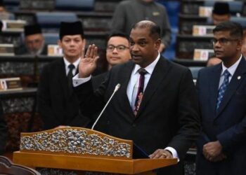 R. RAMANAN mengangkat sumpah sebagai Ahli Dewan Rakyat di hadapan Yang Dipertua Dewan Rakyat hari ini.