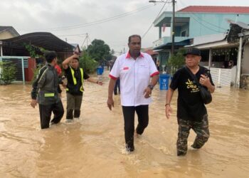 R. RAMANAN meranduk banjir kilat di Taman Setia Warisan, Kampung Melayu Subang, Sungai Buloh, Selangor, petang ini.