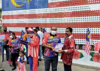 R. Vidyananthan (dua dari kanan) hadir menyempurnakan majlis Sambutan Hari Kebangsaan di kediaman Ikon Merdeka Jabatan Penerangan Johor Bahru, M. Kandapan.