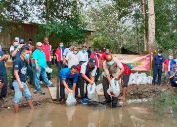 R. Vidyananthan melepaskan anak ikan lampam serta udang galah di Sungai Sembrong di Kampung Orang Asli Sedohok, Kahang, Johor semalam.
UTUSAN/MOHAMAD FAHD RAHMAT