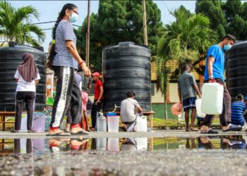 PENGGUNA mengambil air bersih daripada tangki statik disediakan Sains di Dataran Rantau, Seremban susulan gangguan bekalan air di kawasan tersebut.