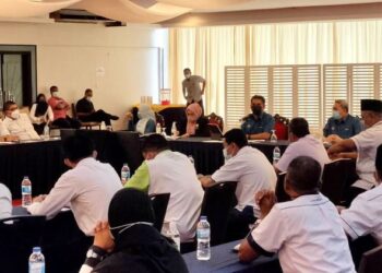 RADZI Jidin berucap pada sesi libat urus bersama bersama guru-guru sekolah menengah Perlis Hotel Putra Regency, Kangar, Perlis, hari ini.