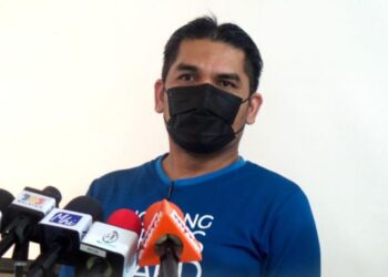 MOHD. Radzi Md. Jidin bercakap kepada pemberita ketika sidang akhbar selepas membuat lawatan kerja di SMK Tun Haji Abd. Malek, Cheng, Melaka, hari ini. - FOTO/DIYANATUL ATIQAH ZAKARYA