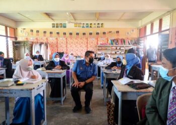 RADZI Jidin (tengah) berbual dengan pelajar pada hari pertama persekolahan secara bersemuka Sekolah Menengah Sains Dungun di Dungun hari ini. - FOTO/PUQTRA HAIRRY ROSLI