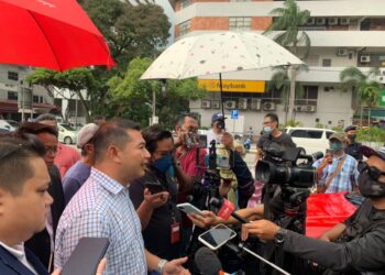 RAFIZI Ramli (dua dari kiri) ketika hadir di IPD Sentul bagi memberi keterangan dakwaan fitnah terhadap Abd. Latiff Ahmad.