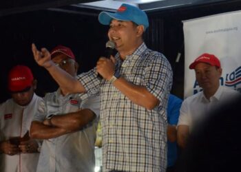 RAFIZI Ramli ketika berucap pada ceramah PH di pekan Balik Pulau, Pulau Pinang malam ini.