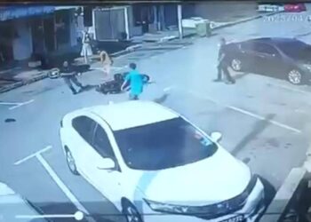 TANGKAP layar rakaman CCTV kejadian ragut seorang lelaki warga emas di tepi Jalan Masjid di pekan Kampar yang tular dalam media sosial. - UTUSAN