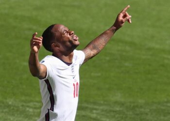 RAHEEM STERLING rai kemenangan selepas berjaya meledak gol kemenangan pertama England dalam kempen Kumpulan D Euro 2020 menentang Croatia tadi. - AFP