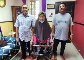 MARDZI Abu Bakar (tengah) bersama Adnan Marzuki (kiri) dan Asri Marzuki (kanan) di Kampung Haji Kudong, Kota Kuala Muda, Sungai Petani, Kedah. - UTUSAN/NUR SYAZWANA MANSOR