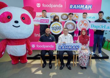 SALAHUDDIN Ayub (duduk, tengah) bersama Ketua Pegawai Eksekutif Food panda, Sayantan Das (duduk, kiri) bergambar bersama rakan kongsi restoran yang menawarkan Menu Rahmah selepas merasmikan Majlis Pelancaran Inisiatif Payung Rahmah bersama Foodpanda Malaysia di Pejabat Foodpanda. - UTUSAN/FARIZ RUSADIO