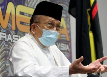 RAIS Yatim dalam sidang akhbar selepas mempengerusikan mesyuarat JKMR di ibu pejabat SPRM, Putrajaya. - UTUSAN/FAISOL MUSTAFA