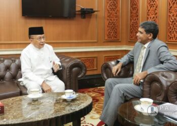 RAIS Yatim ketika menerima kunjungan B N Reddy di pejabatnya di Bangunan Parlimen, Kuala Lumpur, hari ini.