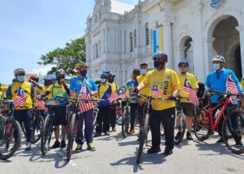 TUANKU Syed Faizuddin Putra Jamalullail dan Ar. Yew Tung Seang (depan, tiga dari kiri) bersiap sedia untuk memulakan kayuhan merdeka di City Hall MBPP, Pulau Pinang semalam.