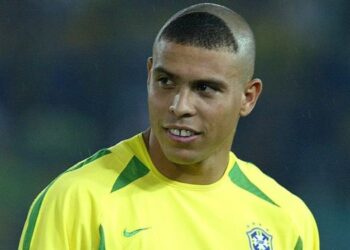 GAYA rambut ‘pelik’ Ronaldo menjadi kegilaan ketika dia membantu Brazil merangkul Piala Dunia kelima pada 2002.