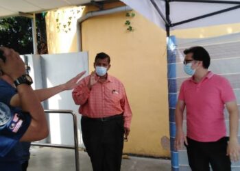 RAMLI Mohd. Ali (tengah) sedang membuat pemantauan SOP di salah sebuah kilang di Ayer keroh, Melaka. - FOTO/AMRAN MULUP