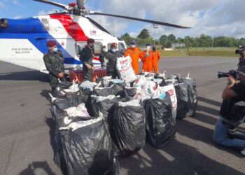 AZHAR Hashim (tiga dari kiri) menunjukkan sebahagian daun ketum yang dirampas pada sidang akhbar di Bukit Kayu Hitam, Kubang Pasu, Kedah, hari ini. - UTUSAN/NUR ANATI JUHARI