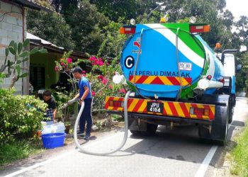SYARIKAT Ranhill SAJ mengagihkan air kepada penduduk Kampung Mohd. Noor, Mukim Limau, Batu Pahat, Johor yang mengalami masalah bekalan keperluan asas itu.