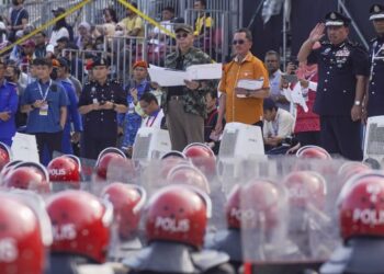ANNUAR Musa (tengah) meninjau raptai penuh Sambutan Hari Kebangsaan Malaysia 2022 di Dataran Merdeka hari ini. - FOTO/MUHAMAD IQBAL ROSLI