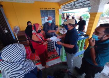 RASMAN Ithnain (dua dari kanan) ketika melawat penduduk terkesan ribut sempena Program Ziarah Sedili Peduli di Felda Bukit Waha, Kota Tinggi, Johor. - FOTO/MASTURAH SURADI