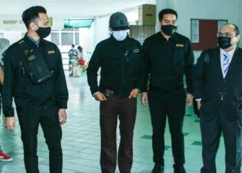 AHMAD Hasrul (dua kanan) dibawa ke Mahkamah Sesyen, Shah Alam, Selangor hari ini atas pertuduhan menerima rasuah RM377,696 tiga tahun lalu.