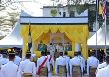 TUANKU Syed Sirajuddin Jamalullail (dua dari kiri), Tuanku Tengku Fauziah Almarhum Tengku Abdul Rashid (dua dari kanan) , Tuanku Syed Faizuddin Putra Jamalullail dan Tuanku Hajah Lailatul Shahreen Akashah Khalil menerima persembahan kawalan kehormatan utama di Istana Arau, Perlis hari ini.